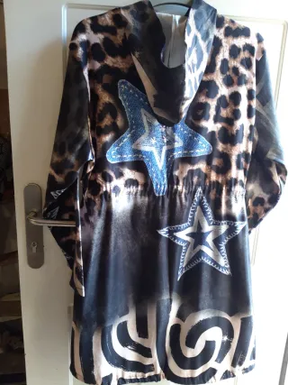 Cortavientos estampado animal print y estrellas