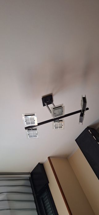 2 Lampas de techo con bombillas de Led incluidas.