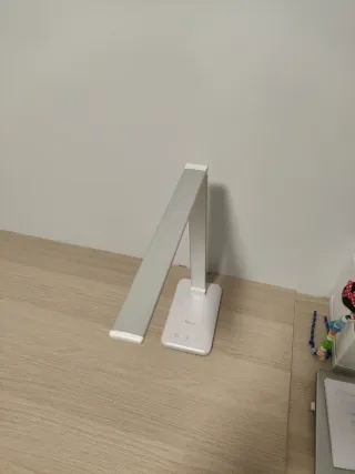 Dos Flexos de escritorio plateado y blanco