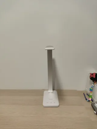 Dos Flexos de escritorio plateado y blanco