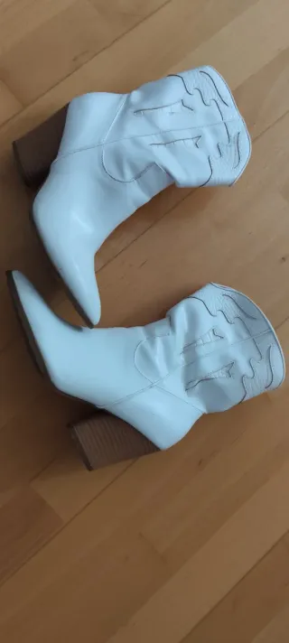 Botas camperas blancas tacón