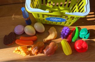 Cesta de la compra de juguete con comidita