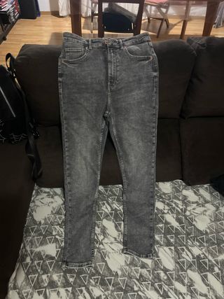 Pantalón vaquero Bershka gris claro talla 38