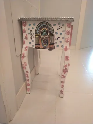 Mesita auxiliar decorada Amy Winehouse