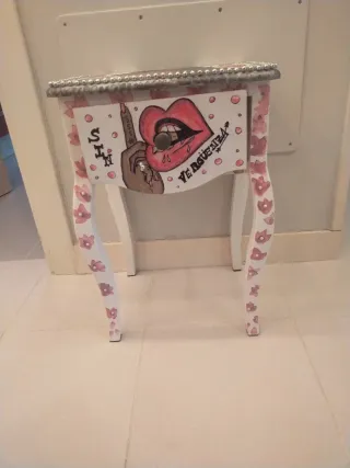 Mesita auxiliar decorada Amy Winehouse