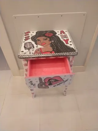 Mesita auxiliar decorada Amy Winehouse