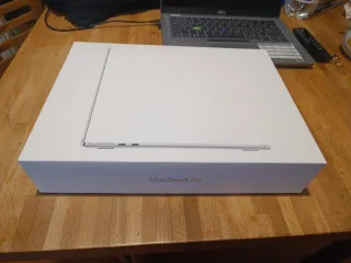 Scatola MacBook Air Apple da 13" chip M4 16 GB 256