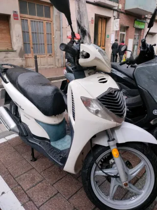 Moto Scooter 125icc blanca con pantalla