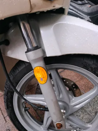 Moto Scooter 125icc blanca con pantalla