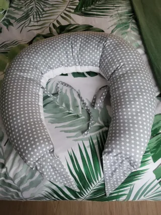 Cojín de lactancia y embarazo  grande gris lunares