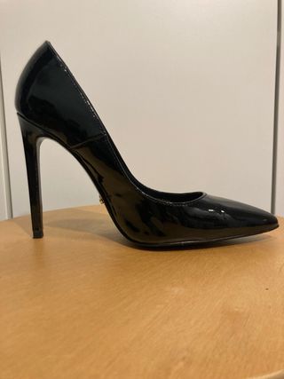 Zapatos de tacón Uterqüe charol negro