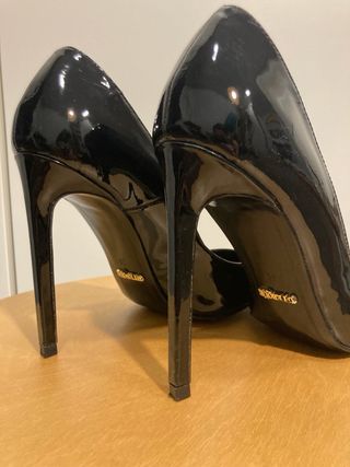 Zapatos de tacón Uterqüe charol negro