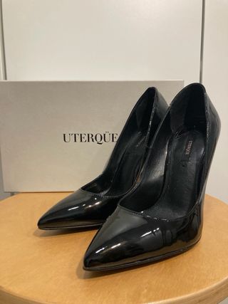 Zapatos de tacón Uterqüe charol negro
