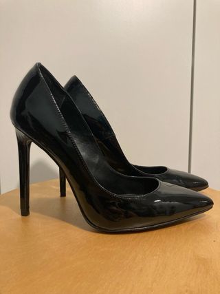 Zapatos de tacón Uterqüe charol negro