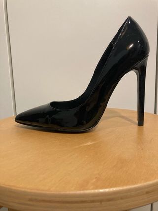 Zapatos de tacón Uterqüe charol negro
