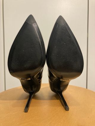 Zapatos de tacón Uterqüe charol negro