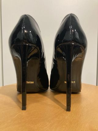 Zapatos de tacón Uterqüe charol negro