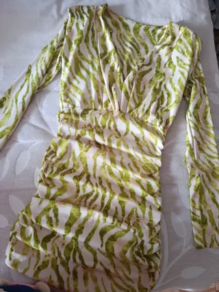 Vestidos de fiesta plateados y negros