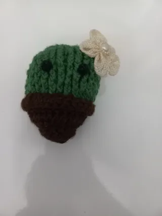 Cactus tejido a mano con flor