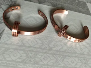 Braccialetti e anello di rame. Set da donna