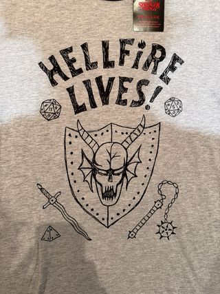 Camiseta “Hellfire Lives” de  Stranger Things