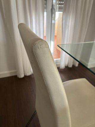 Mesa cristal y 4 sillas piel blancas