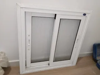 Ventana corredera baño aluminio blanco 69,5x 68,5.