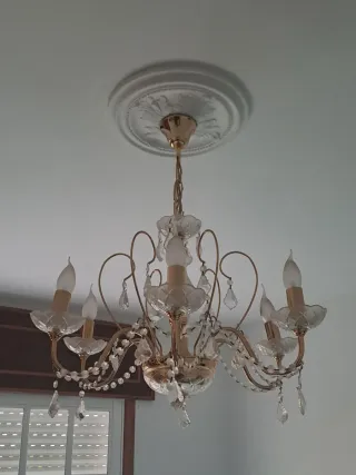 Lámpara de salón dorada con cristales