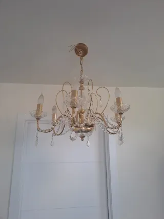 Lámpara de salón dorada con cristales