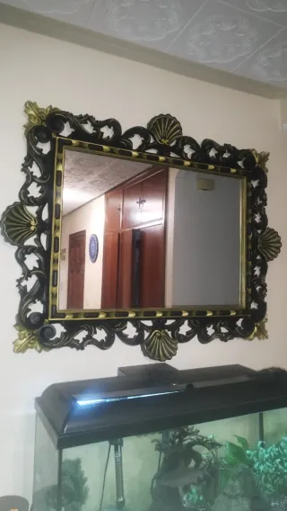 Espejo de grande negro y dorado.