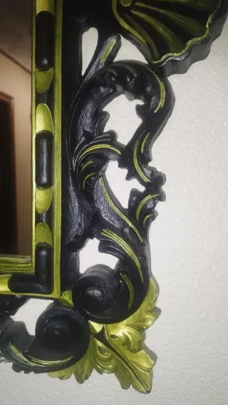 Espejo de grande negro y dorado.