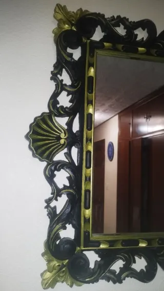 Espejo de grande negro y dorado.