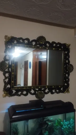 Espejo de grande negro y dorado.