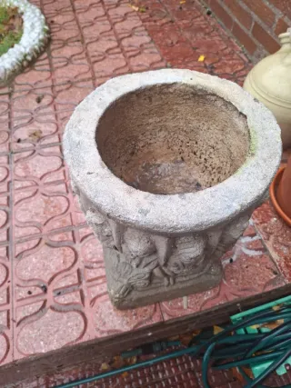 Pedestal de piedra natural con figuras