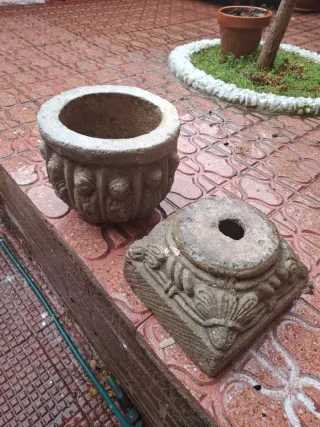 Pedestal de piedra natural con figuras