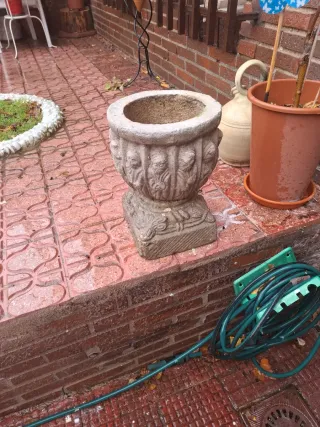 Pedestal de piedra natural con figuras