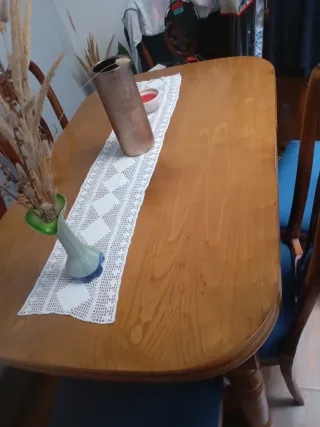 Mesa castaño y sillas