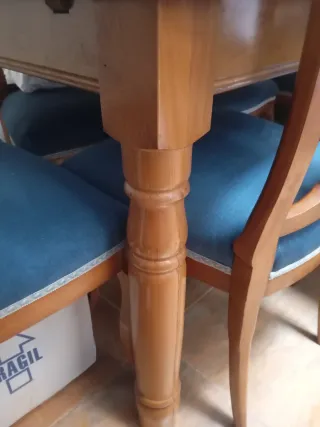 Mesa castaño y sillas