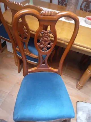 Mesa castaño y sillas