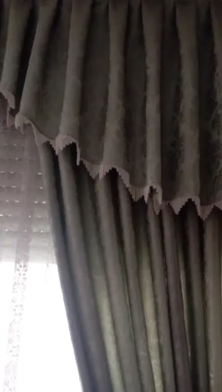 Cortinas verdes y blancas de tela