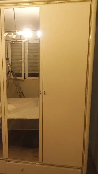 Armario de madera con espejo