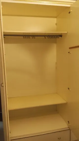 Armario de madera con espejo