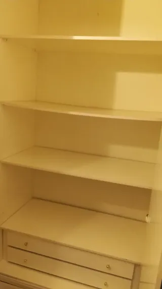 Armario de madera con espejo