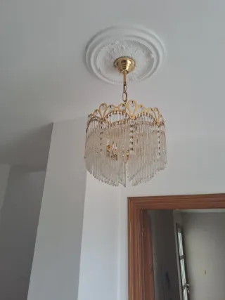 Lámpara de araña dorada y cristal