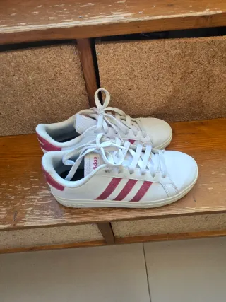 Adidas Court Blancas y Rosas