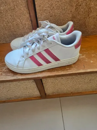 Adidas Court Blancas y Rosas