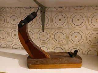 Jamonero de madera y metal