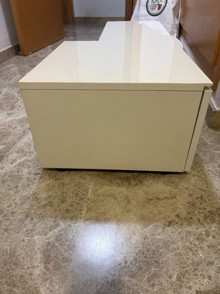 Mesita de noche blanca lacada