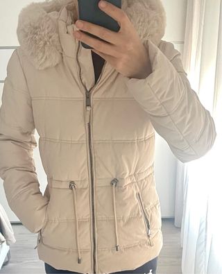 Plumas beige con capucha de pelo