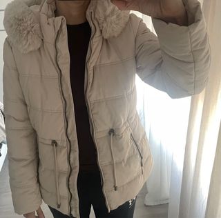 Plumas beige con capucha de pelo